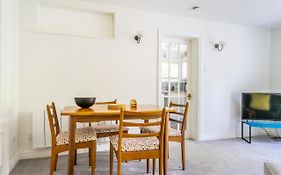The Cottage By The Walls